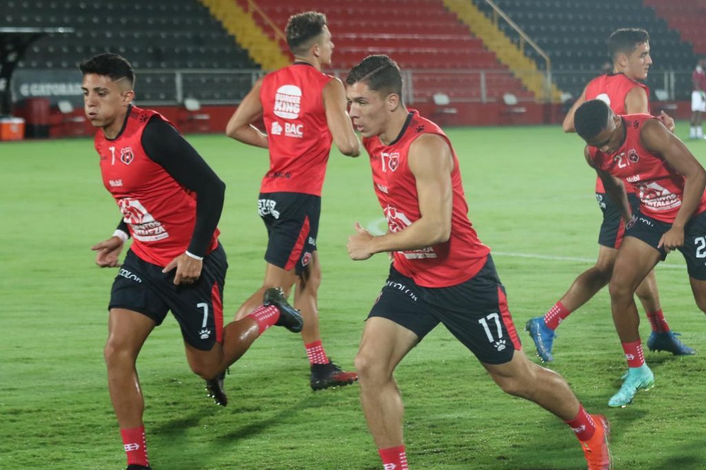 Jugadores manudos calentando. Foto: LDA
