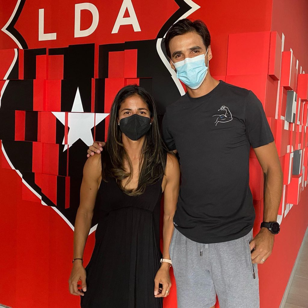 La capitana manuda y el capitán rojinegro hablaron tendidamente en el CAR tras la presentación de la jugadora. Foto: LDA