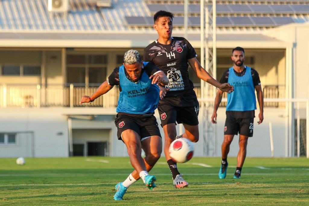 Alex López, Israel Escalante y Giancarlo González, jugadores LDA. Foto: Alajuelense. 