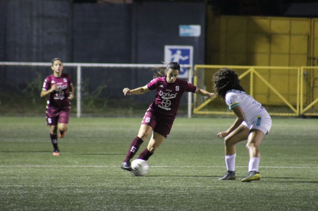Catalina Estrada marcó triplete en el triunfo morado. Foto: Prensa Saprissa