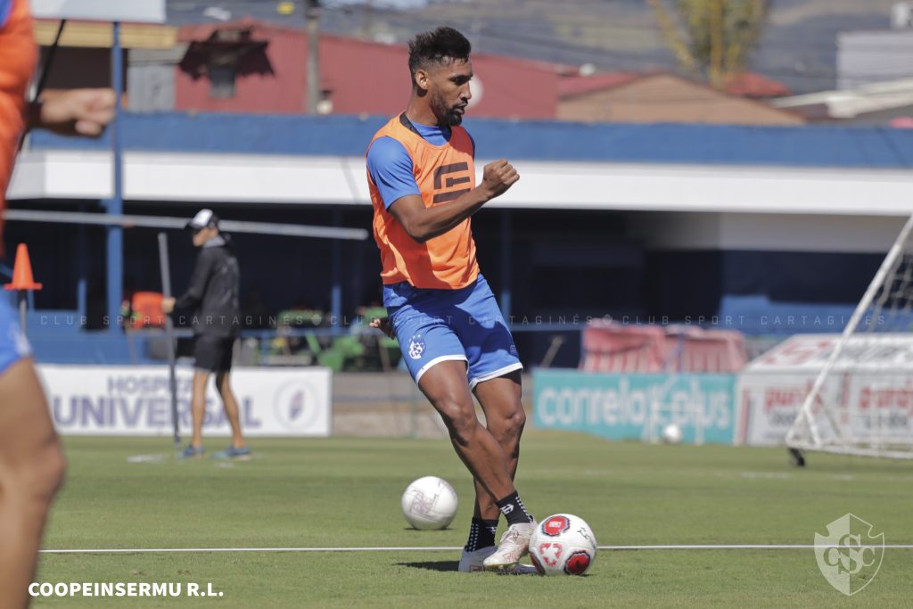 Marcel Hernández entrenando con el Cartaginés. Foto: CSC