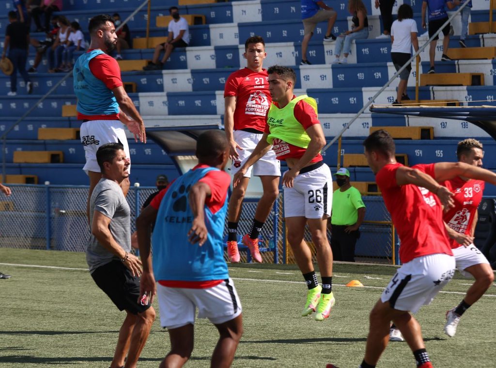 Entrenamiento manudo previo al juego ante Pérez Zeledón. Foto: LDA