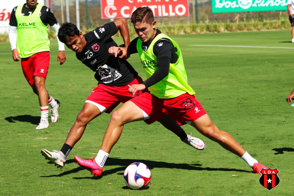 Aarón Suárez y Brandon Aguilera. Fotografía: Alajuelense
