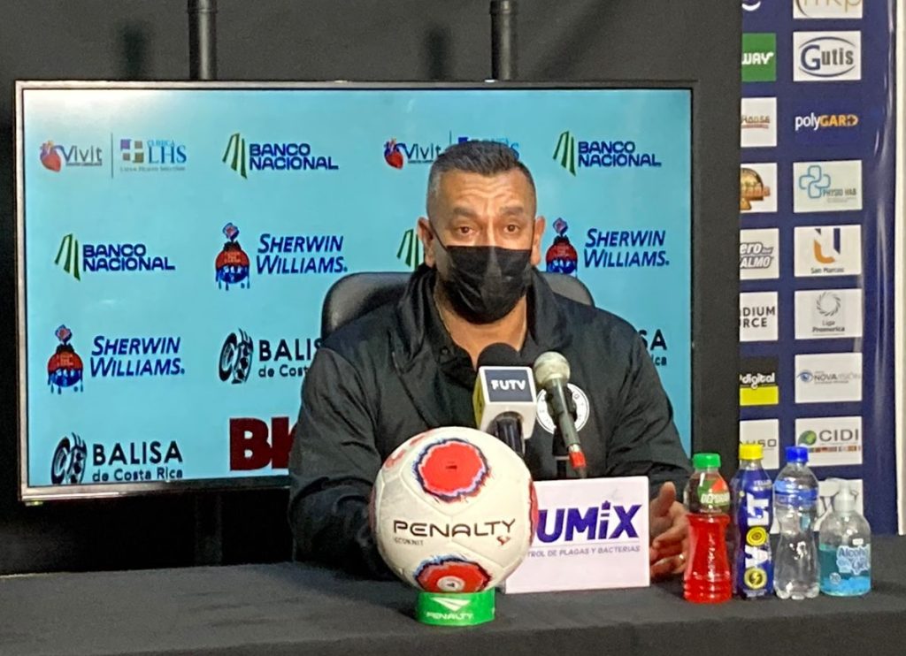 José Giacone en conferencia de prensa