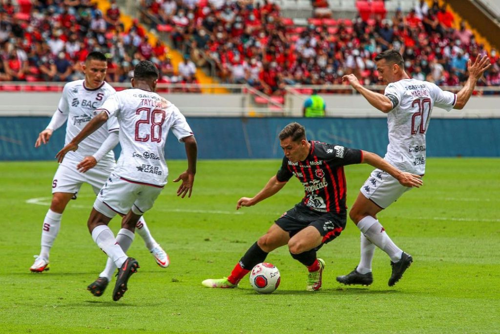 Carlos Mora en el Clásico Nacional. Fotografía LDA
