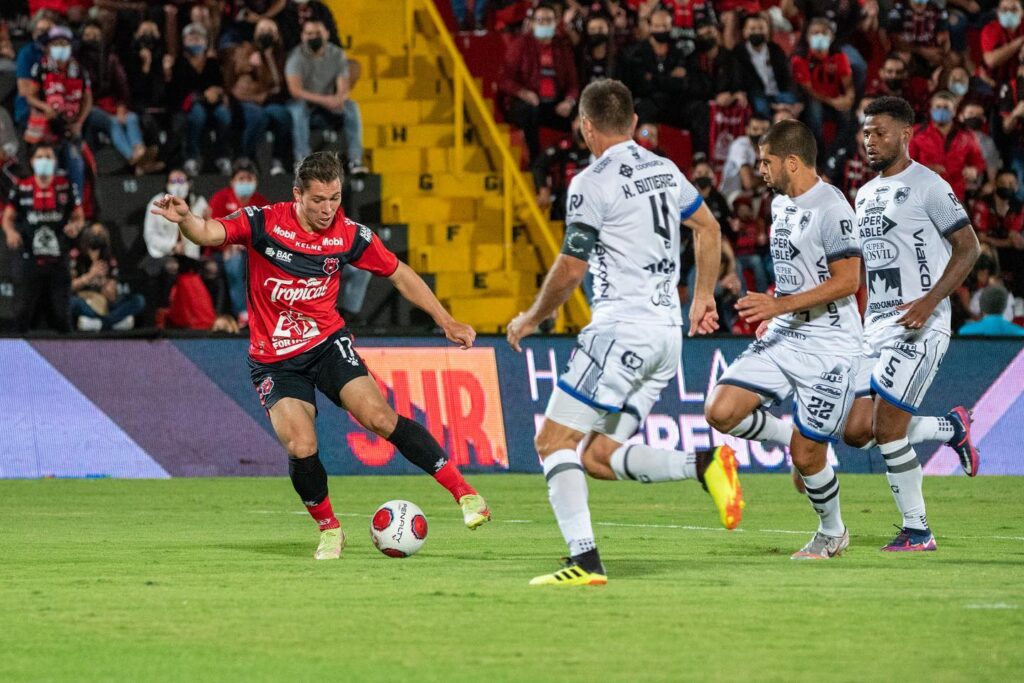 Carlos Mora afirma que el equipo se vio golpeado anímicamente en jornadas anteriores. Foto: Prensa LDA