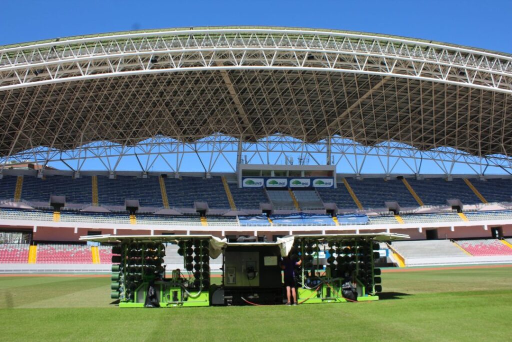 Con esta máquina se realiza el cosido del Estadio Nacional y Morera Soto. Foto: Fedefutbol
