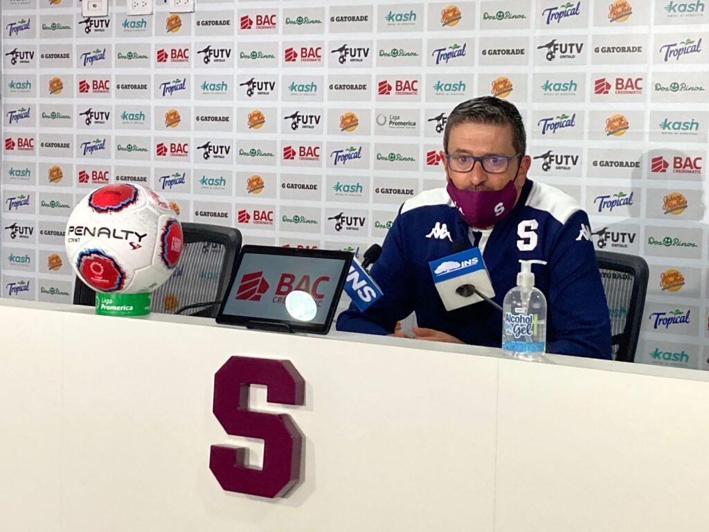 Iñaki Alonso reconoce que el Saprissa ha mejorado, pero afirma que aún falta mucho trabajo.