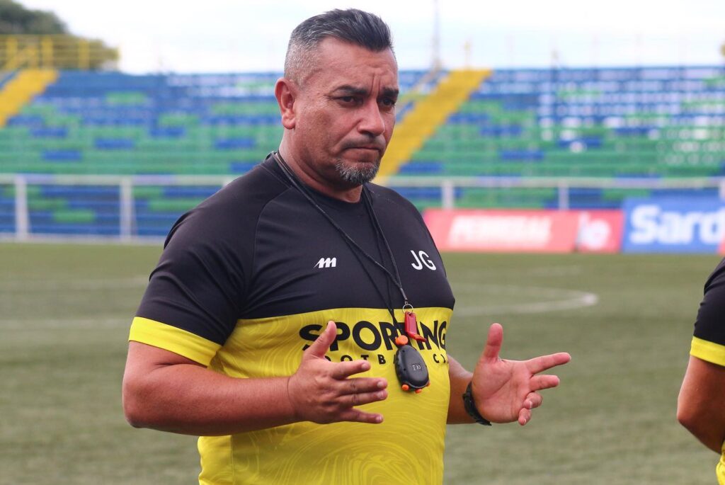 José Giacone resalta que sus jugadores no bajan los brazos hasta el cierre del partido. Foto: Sporting FC
