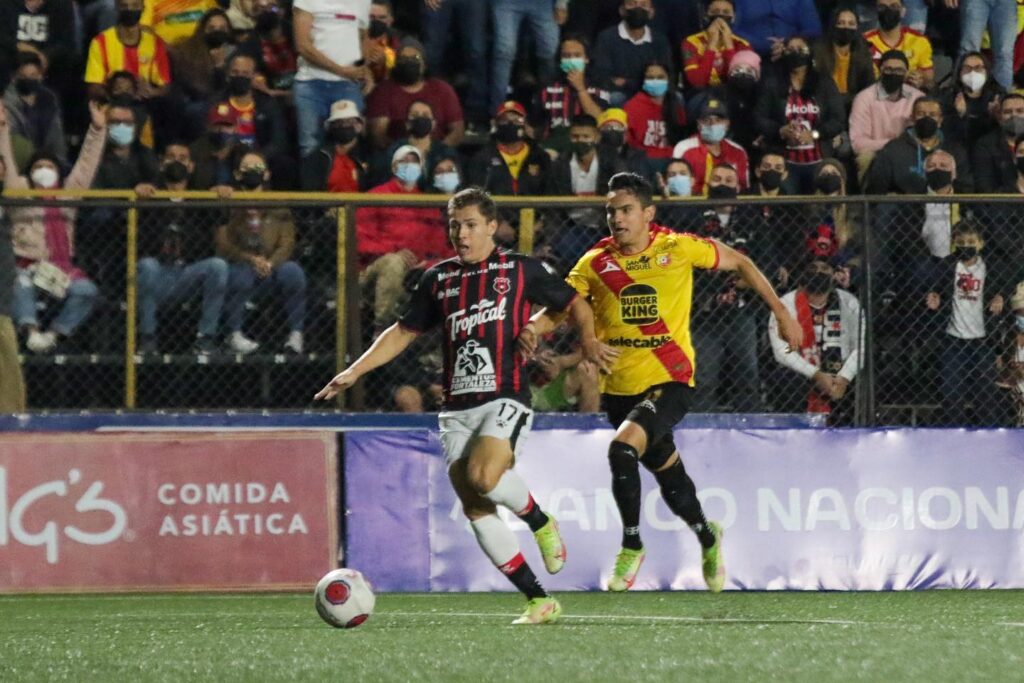 Alajuelense y Herediano empatan en el cierre de la jornada 9. Foto: LDA