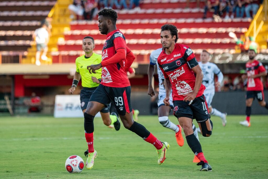 Aferrarse a la cima y asegurar la gran final es la meta manuda. Foto: LDA