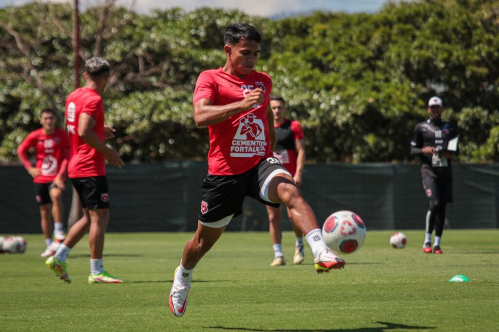 Aarón Suárez firmó con Alajuelense hasta el 2026. Foto: LDA