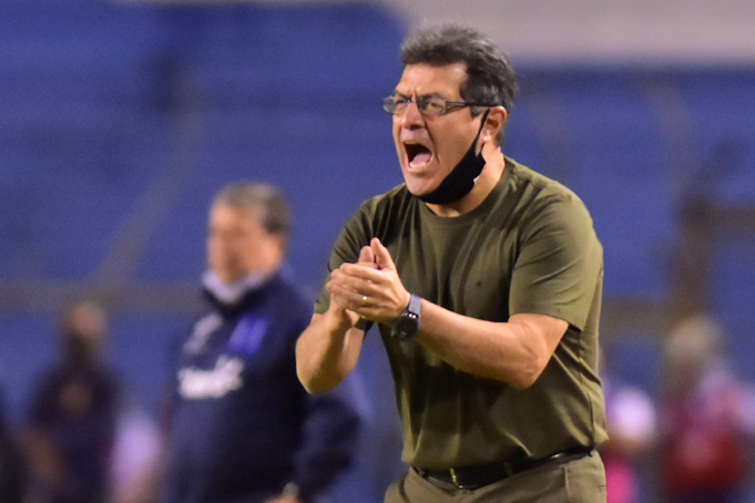 Hugo Pérez deseó éxitos a Costa Rica en la lucha final por llegar a Catar 2022. Foto: EFE