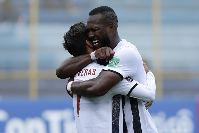 Anthony Contreras anotó de chilena su primer tanto con la tricolor. Foto: EFE