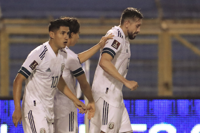 Edson Álvarez celebra el gol que le marcó a Honduras. Foto: EFE