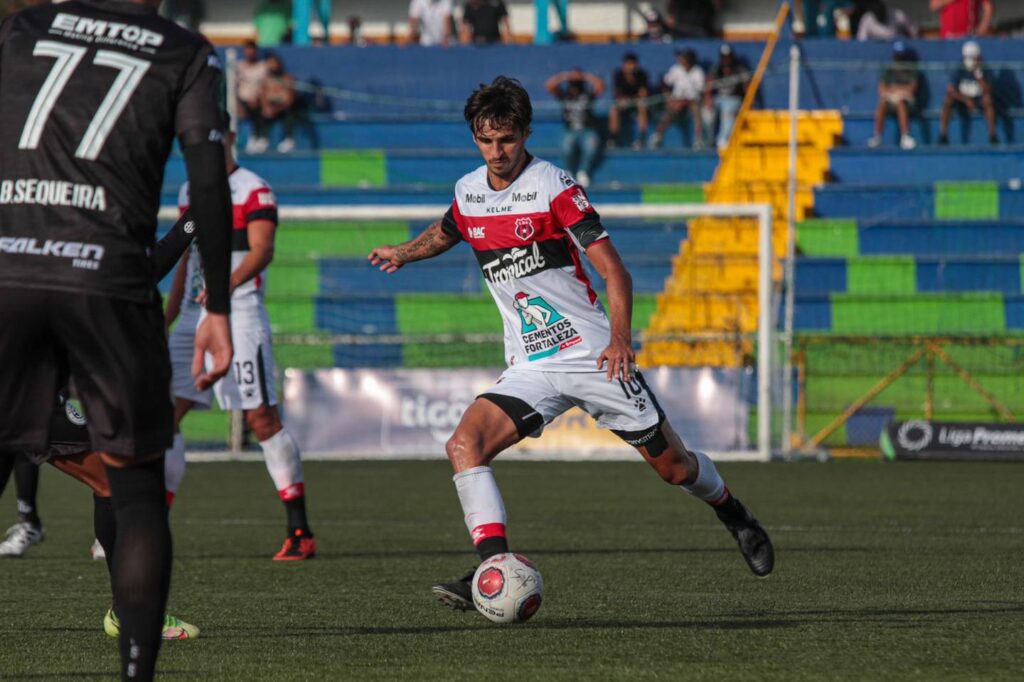 Bryan Ruíz asegura que perder tiempo es uno de los principales males del futbol nacional. Foto: LDA