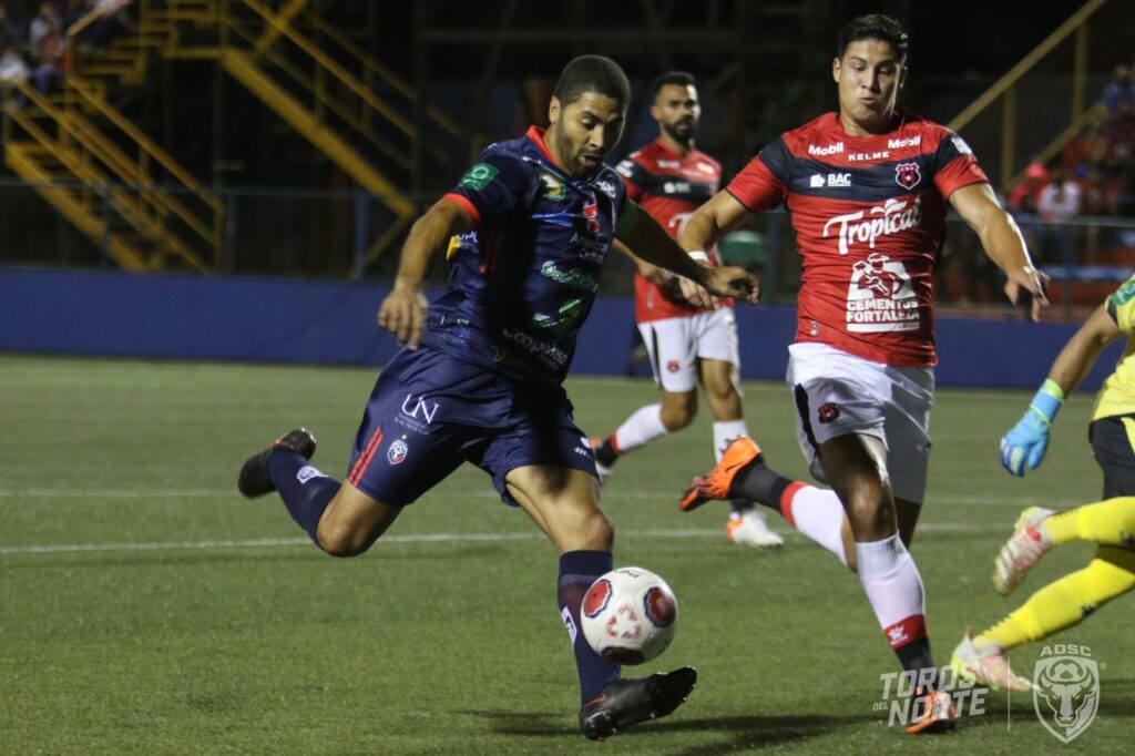 Álvaro Saborío abrió el marcador para San Carlos en el empate 1-1. Foto: AD San Carlos