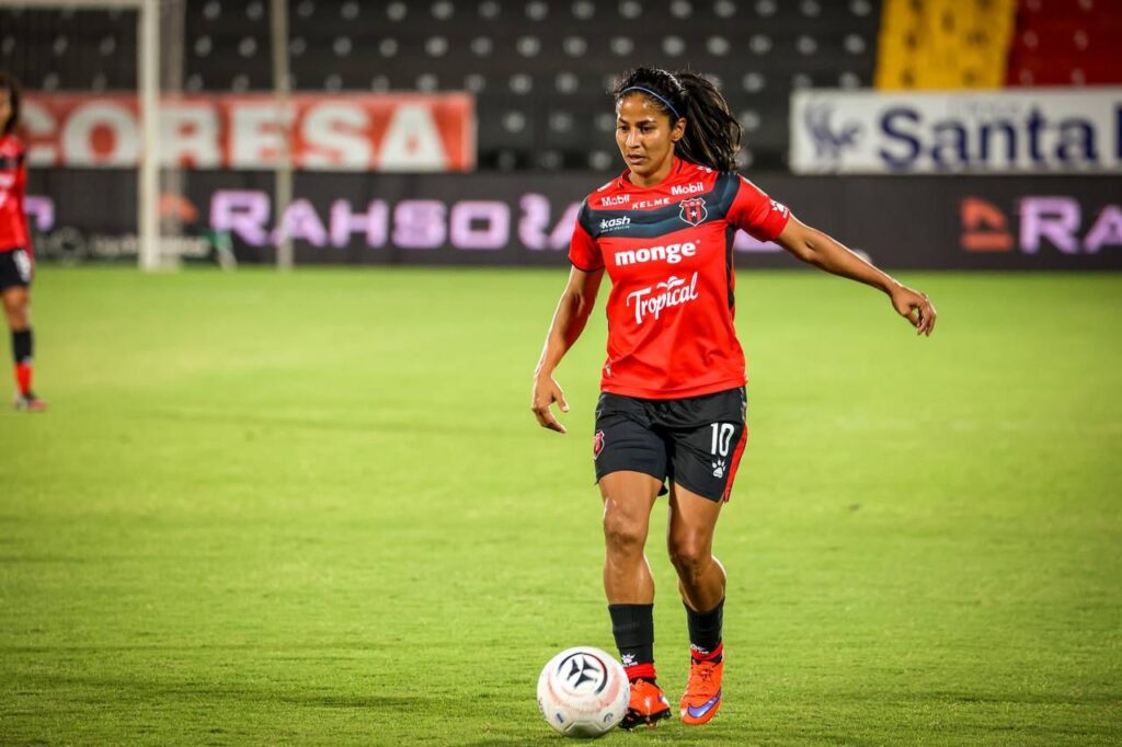 Shirley Cruz afirma que la Fedefutbol y la Uniffut deben dar el siguiente paso en pro del profesionalismo. Foto: LDA