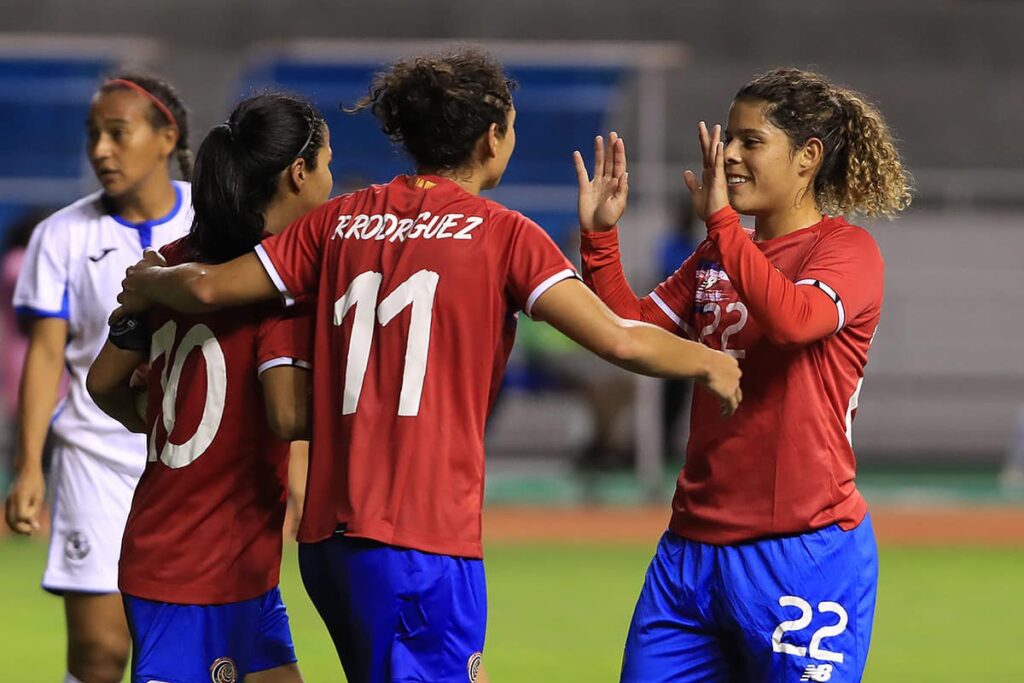 Raquel Rodríguez y Melissa resaltan lo que significa Shirley Cruz para el equipo. Foto: FCRF