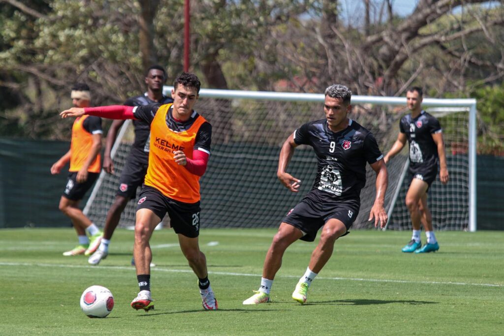 Alajuelense intentará recuperar el liderato este viernes. Foto: LDA