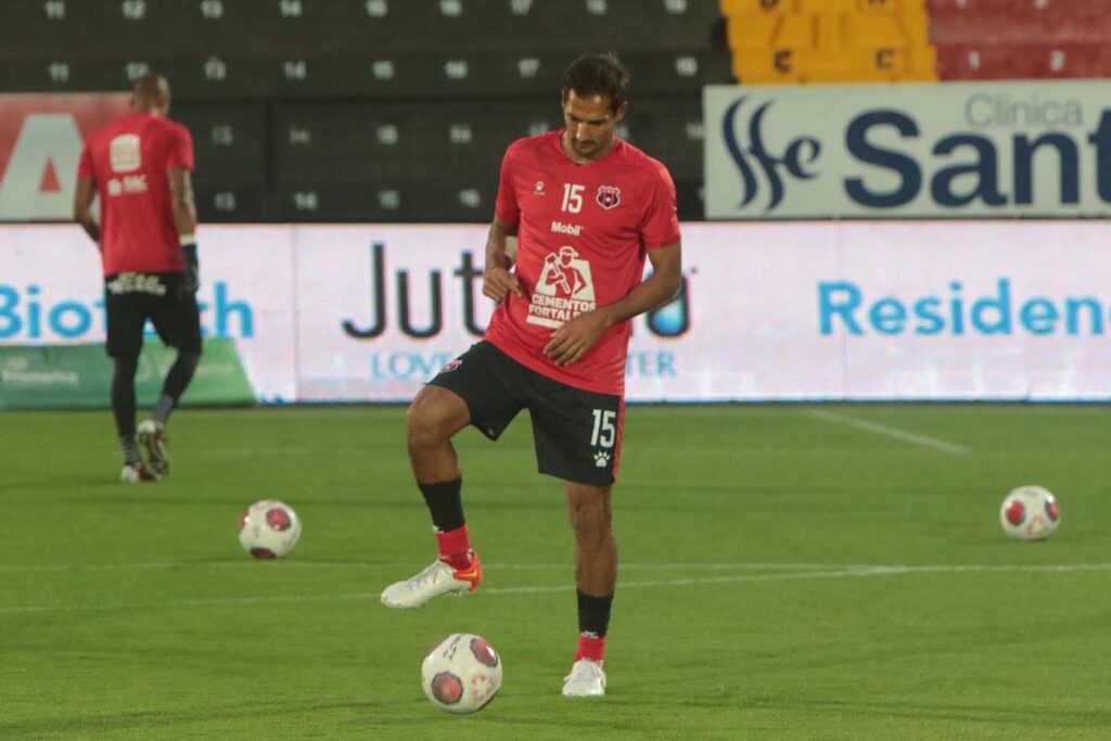 Celso Borges afirma que no hay tiempo para lamentarse, deben apretar más. Foto: LDA