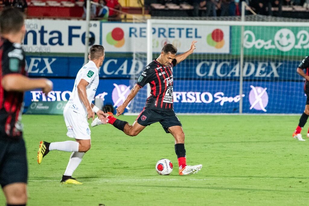 Celso Borges es duda para el Clásico. Foto: LDA