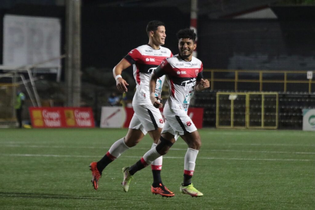 Johan Venegas anotó su gol 100 en Primera División. Foto: LDA