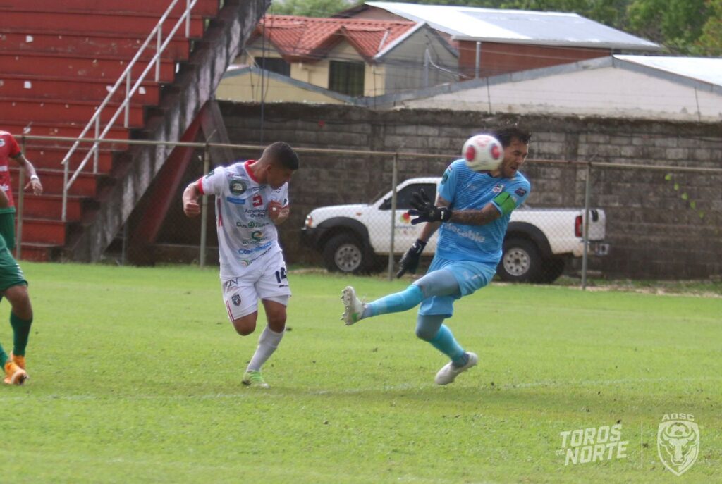Mena se convirtió en el héroe de San Carlos. Foto: AD San Carlos