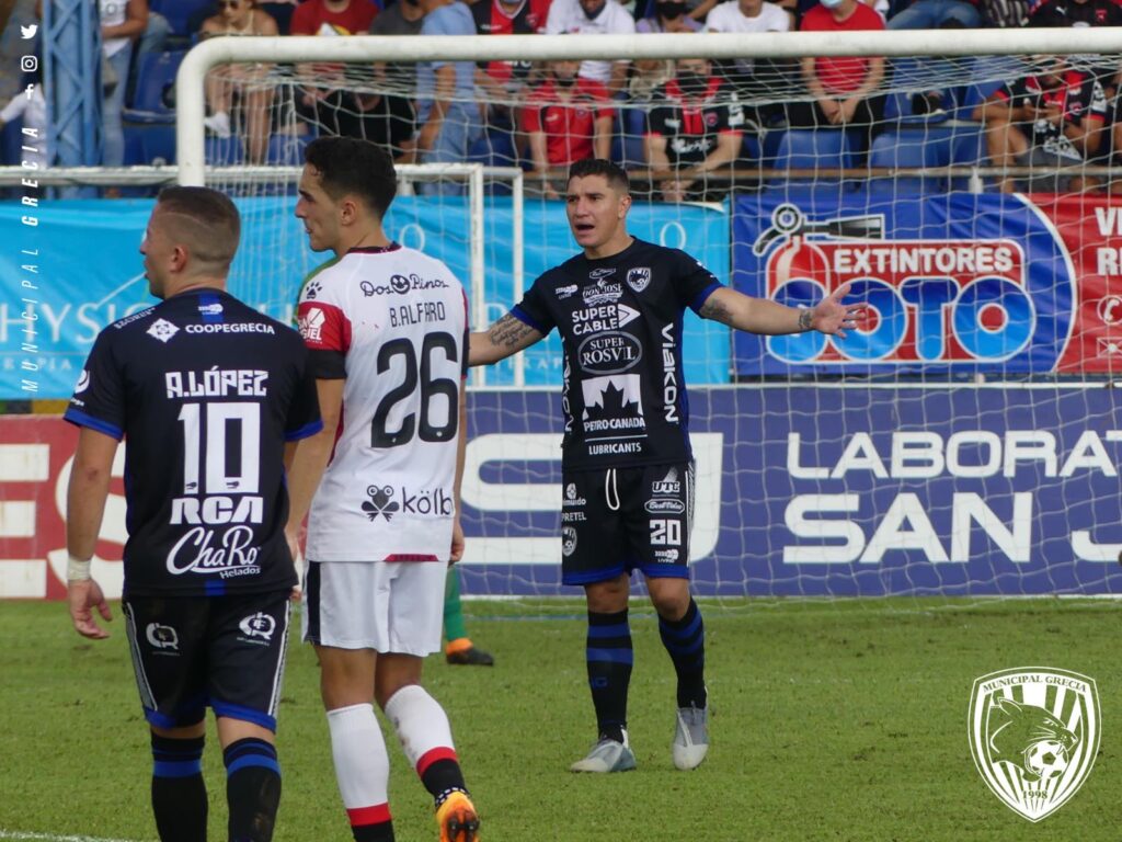 Jugadores de Grecia salieron molestos del juego. Foto: Grecia