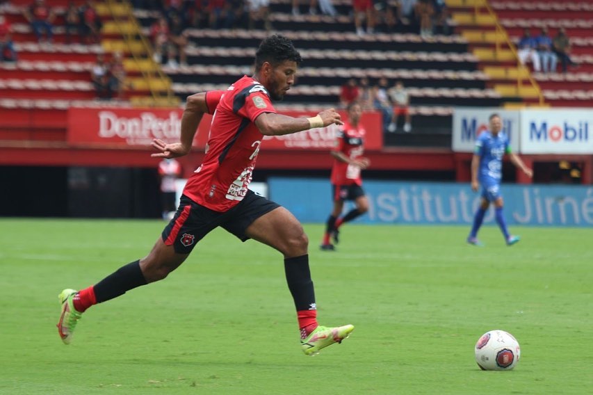 Johan Venegas afirma que Saprissa usó una línea de ocho en el clásico. Foto: LDA