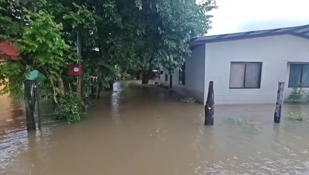 Exterior de casa inundada