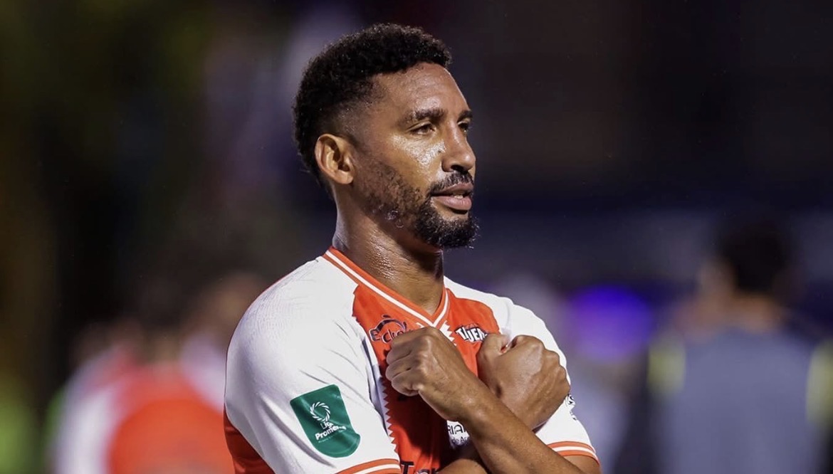 Doblete de Marcel Hernández mantiene al Herediano en el liderato
