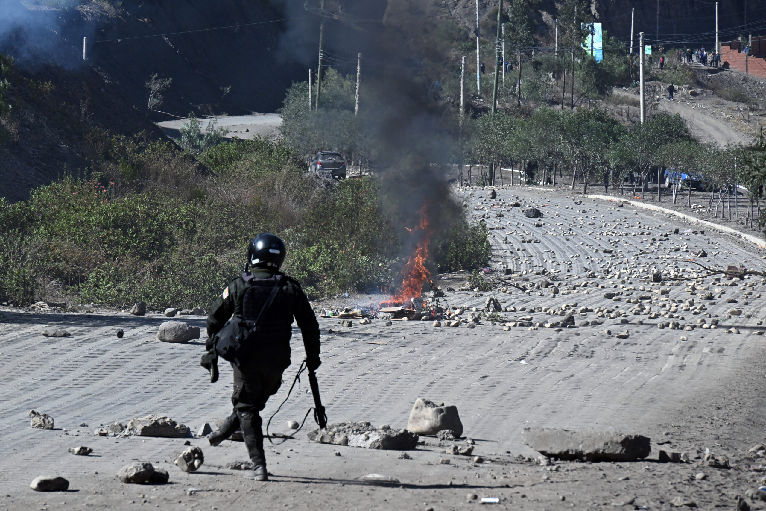 Policía y ejército se enfrentan con manifestantes en Bolivia para desbloquear carreteras