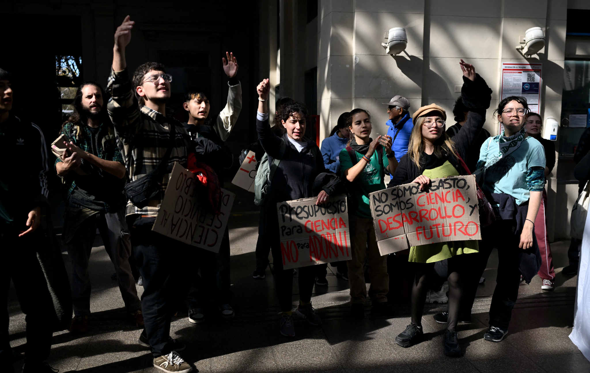 Argentinos marchan contra recortes a las universidades públicas