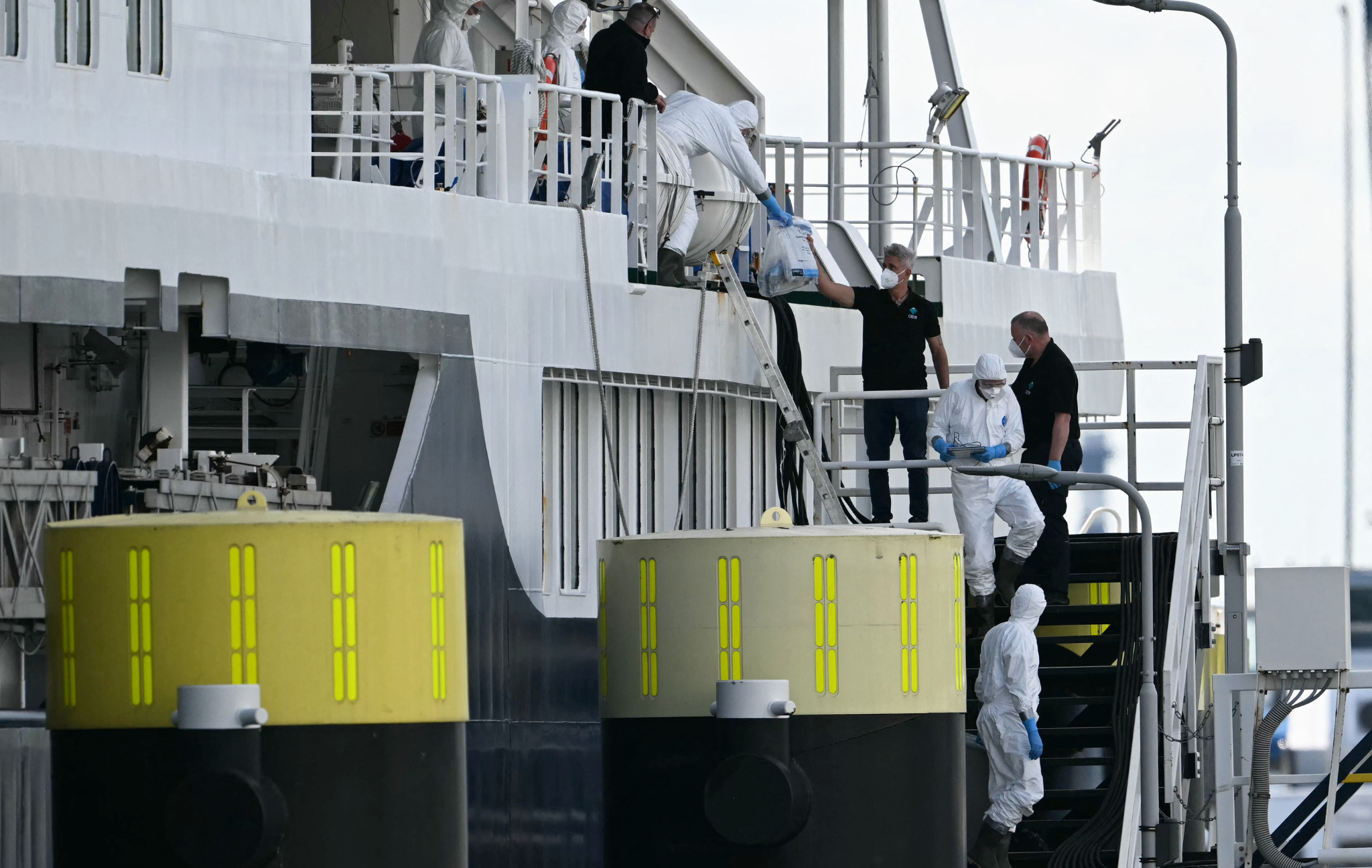 El crucero afectado por el brote de hantavirus llega al final de su travesía