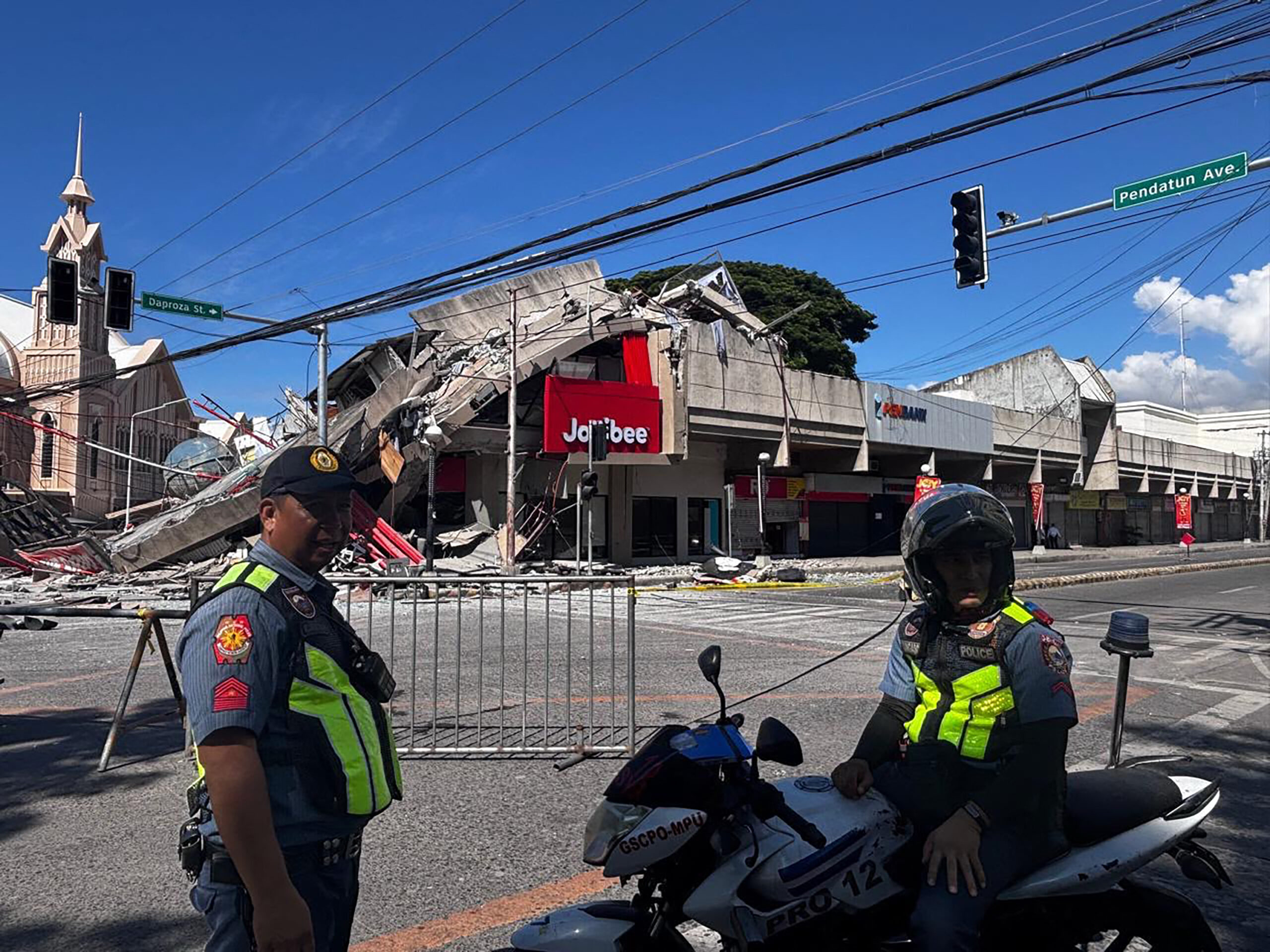 Un muerto y edificios colapsados en Filipinas tras terremoto de magnitud 7,8