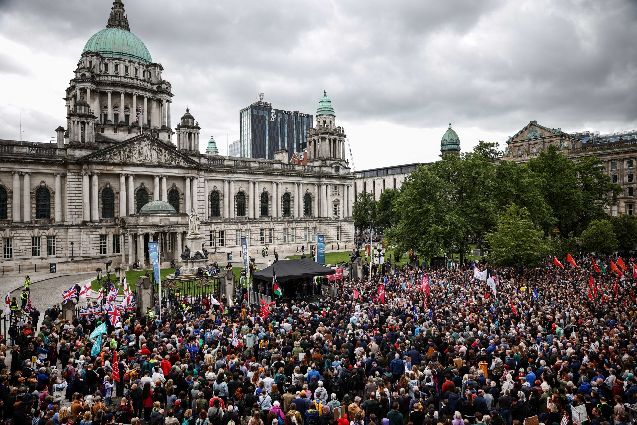 «El odio es la única amenaza», claman miles de manifestantes en Belfast tras disturbios