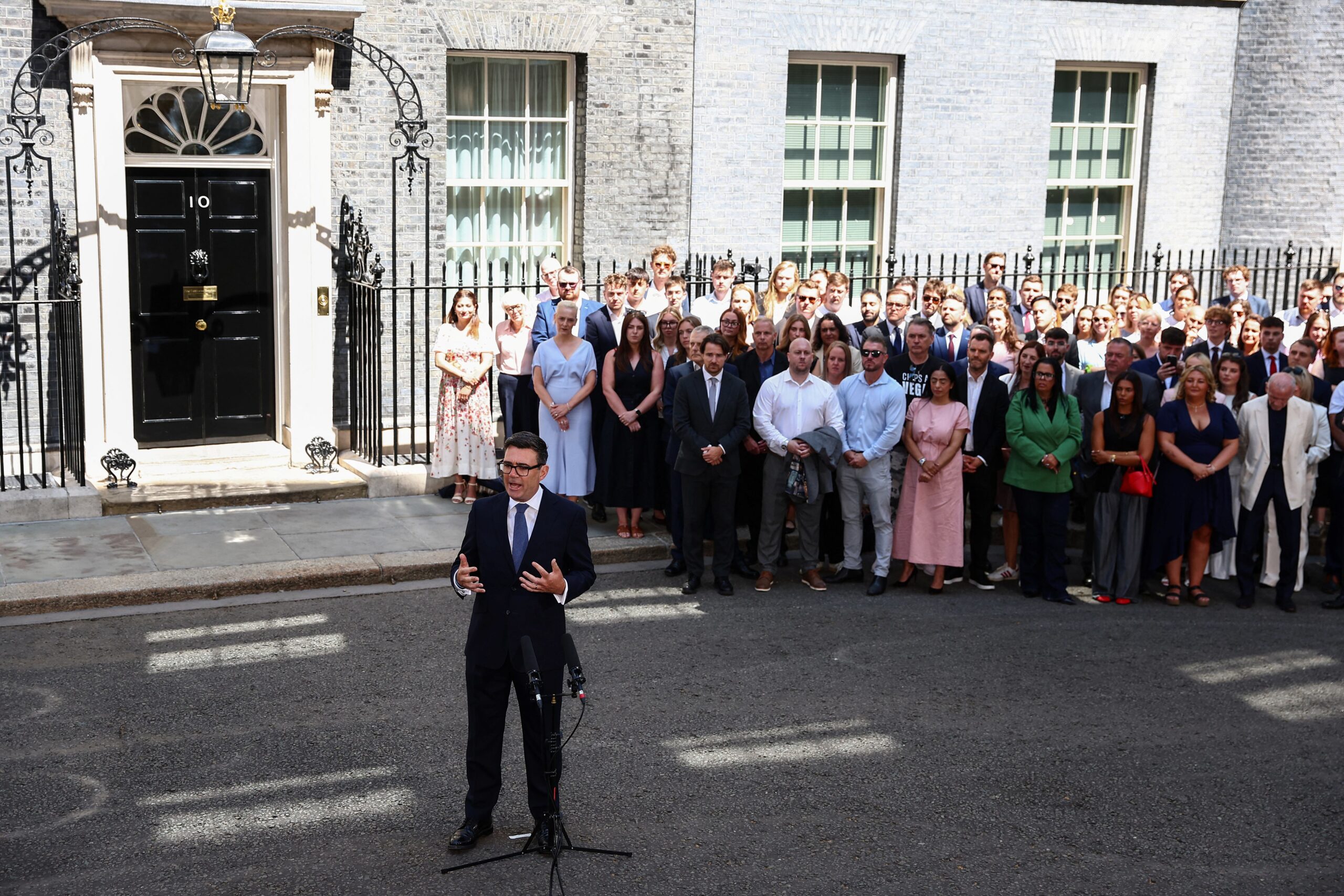 Carlos III nombra primer ministro británico a Andy Burnham y le pide formar gobierno