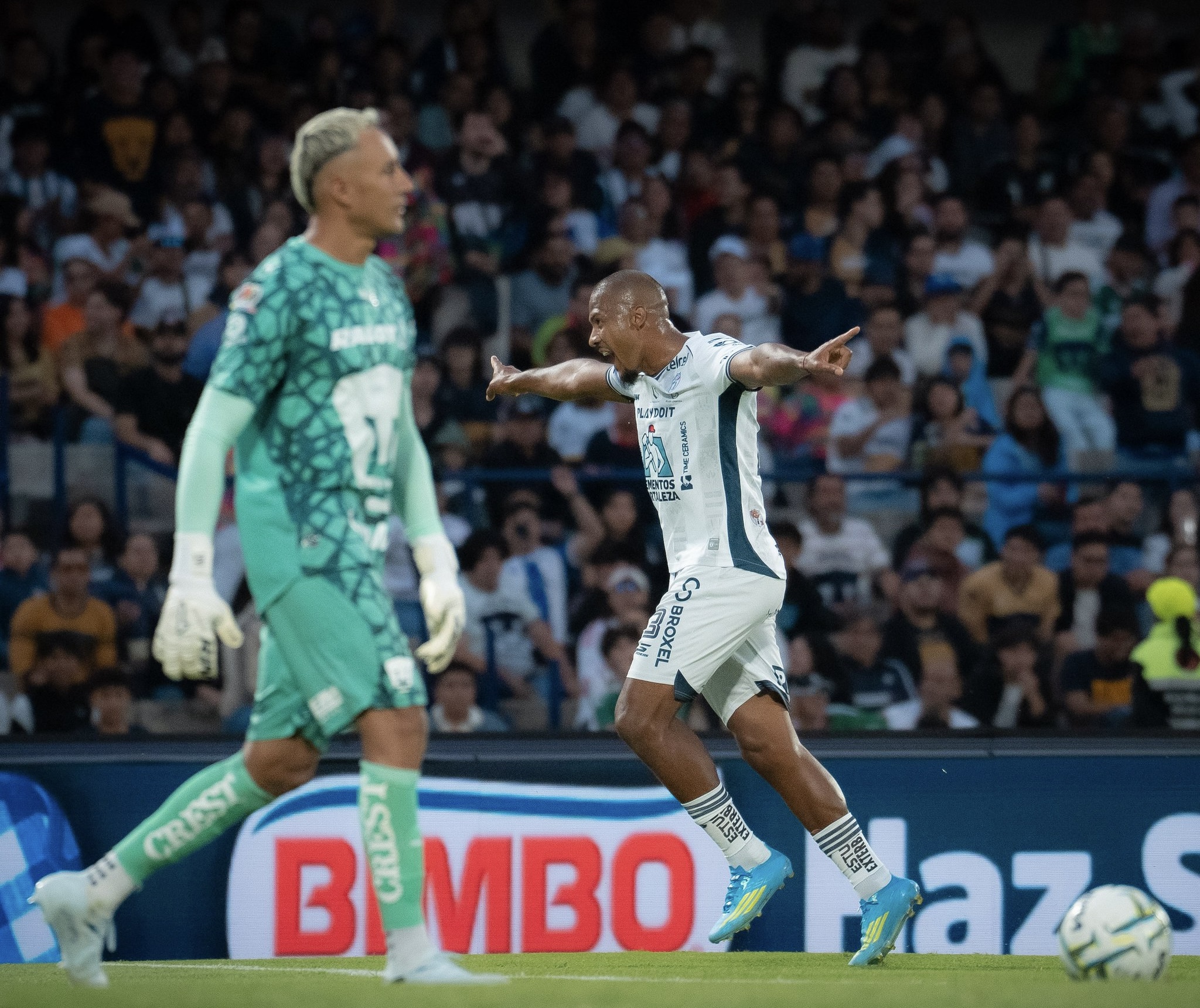 Pumas de Keylor se fue goleado 3-0 en su debut de Liga MX