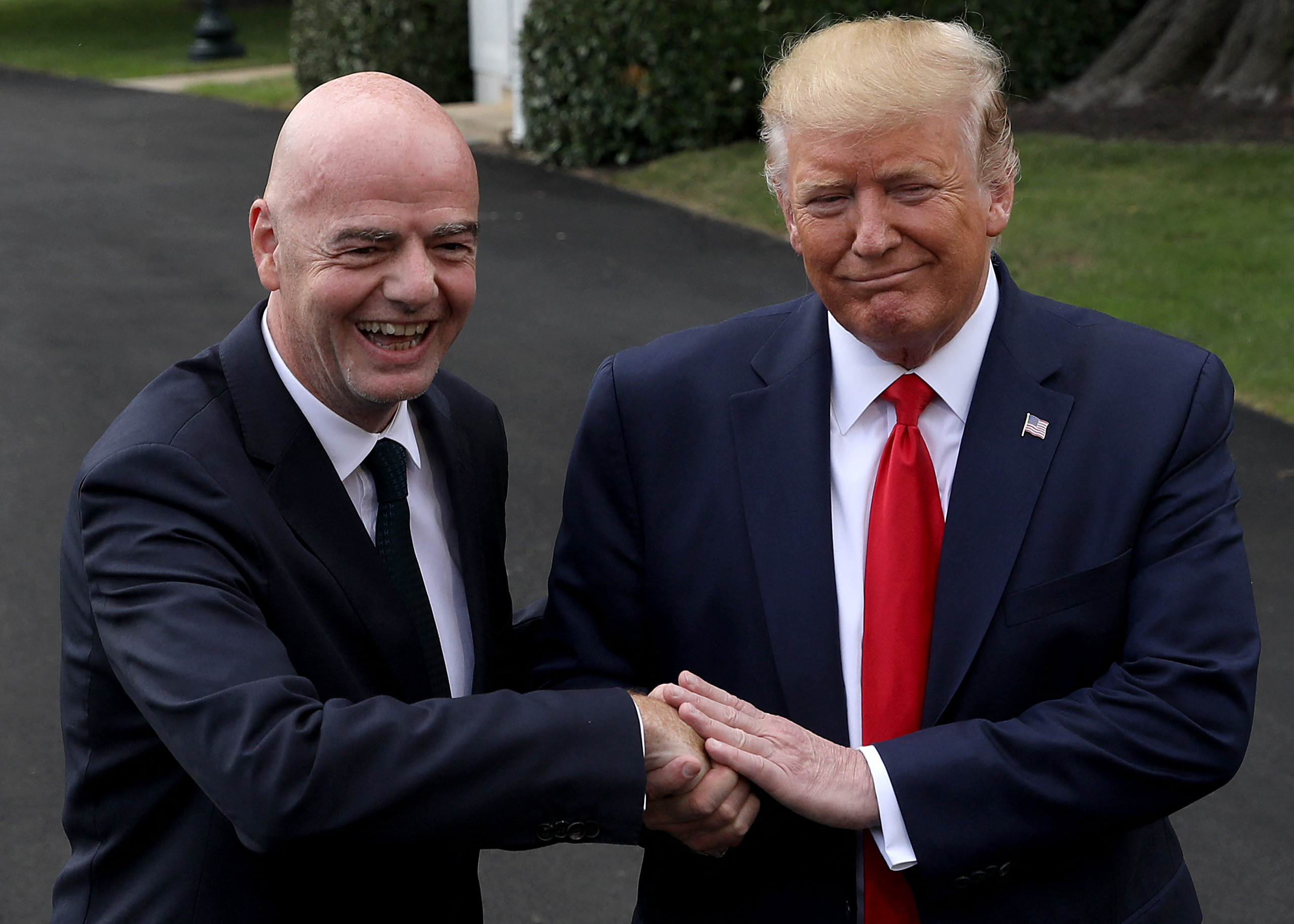 50 eurodiputados piden que la FIFA investigue atribución de premio a Donald Trump