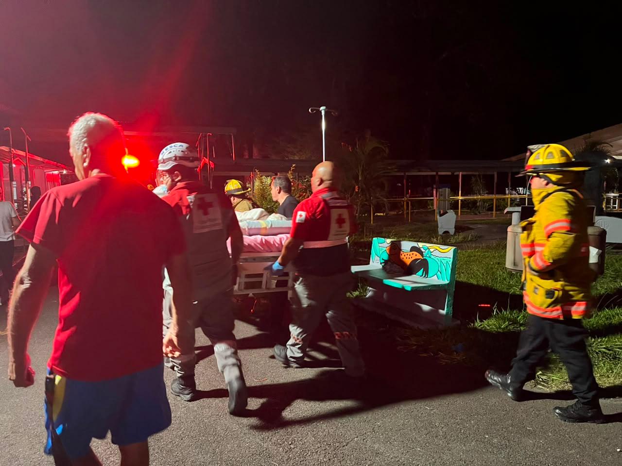 Incendio obliga a evacuar a 61 adultos mayores de hogar de ancianos en Alajuela