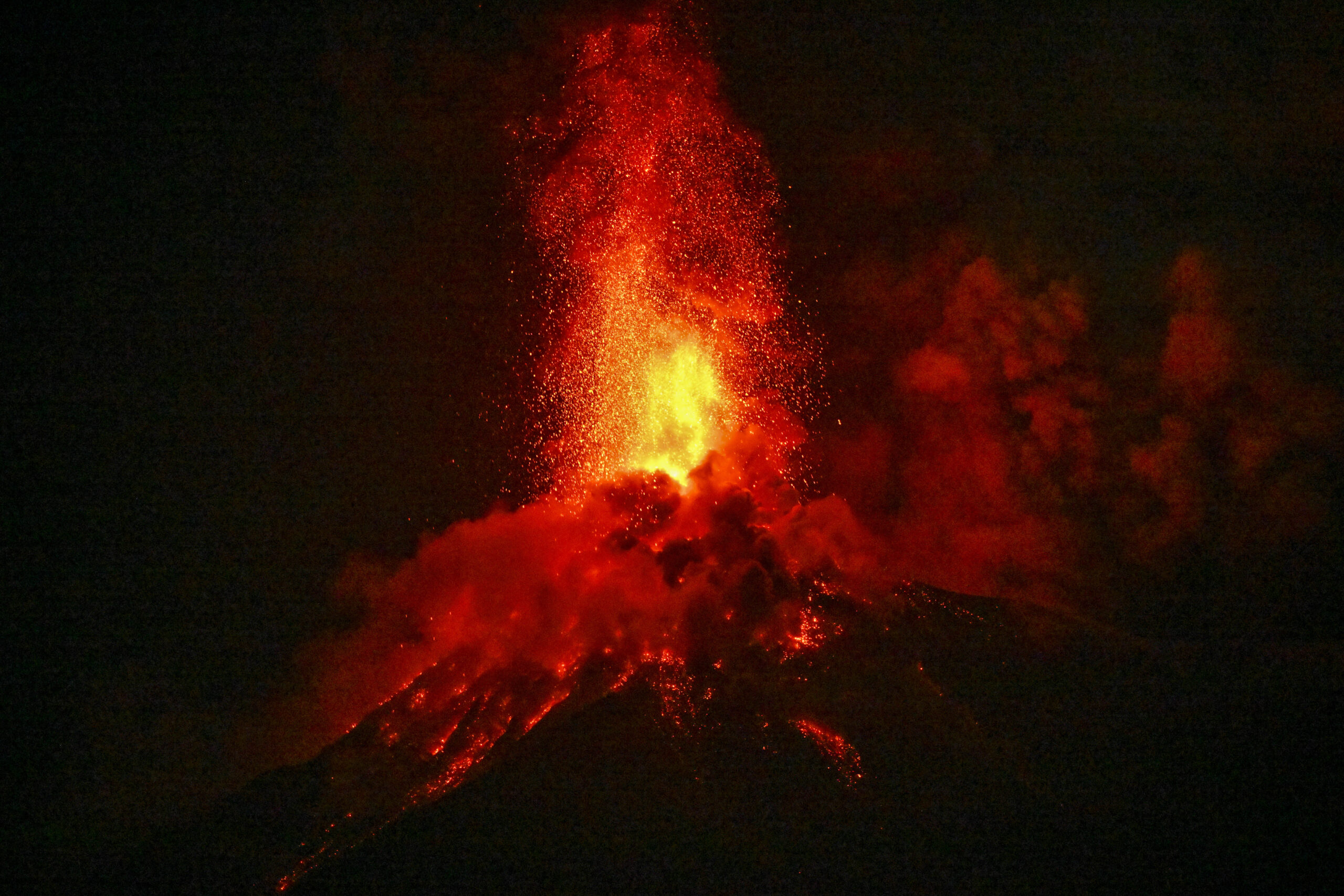 Guatemala declara alerta de «peligro» por erupción del volcán de Fuego