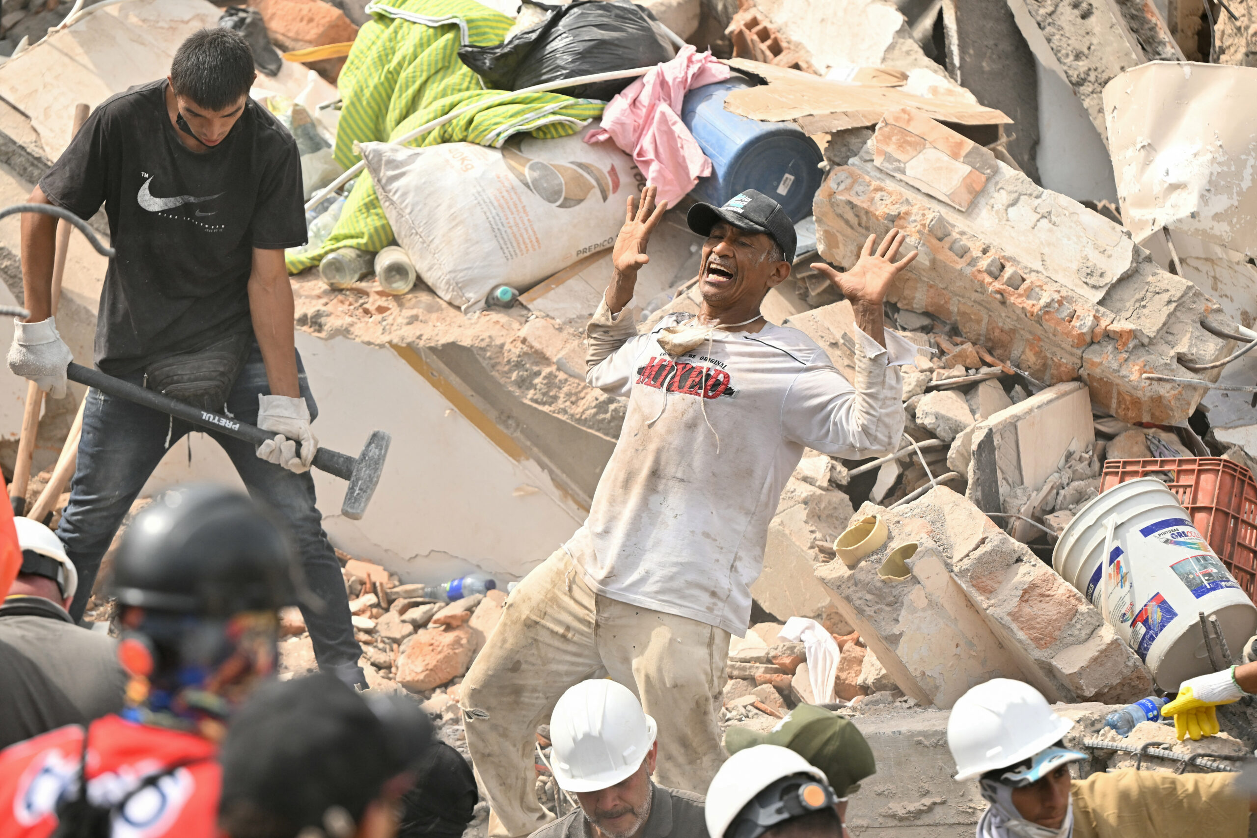 Rescates en Colombia entran en «fase final» tras potente terremoto