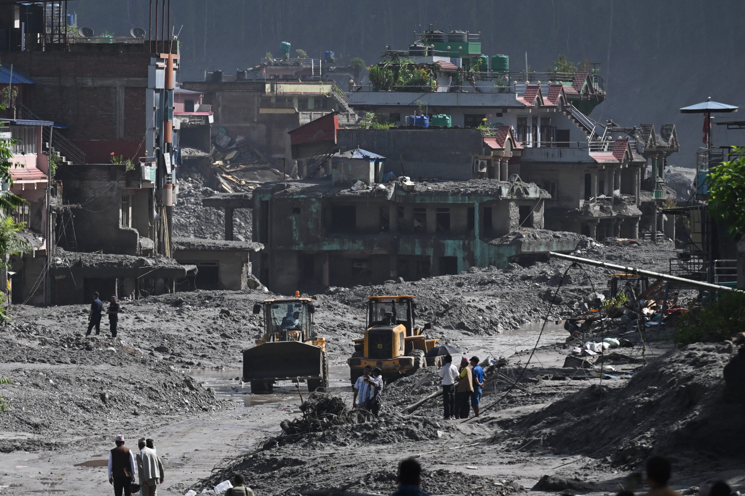 Rescate en el Himalaya avanza con dificultad tras deslaves que dejaron casi 800 muertos