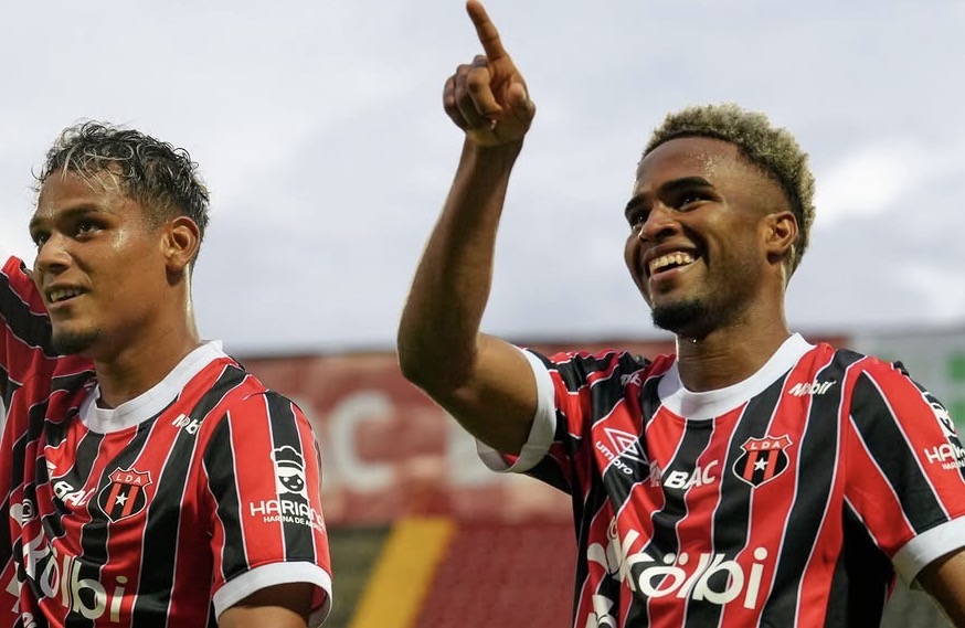 Alajuelense remonta a Puntarenas con un hombre menos