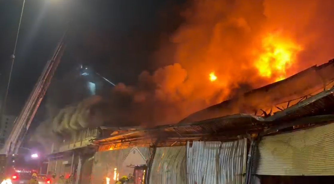 (Videos) Incendio de grandes proporciones en el centro de San José