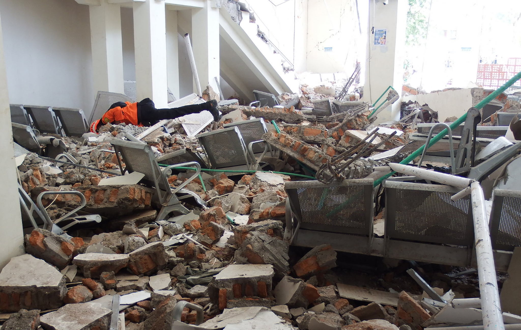 Al menos 40 muertos tras el terremoto de magnitud 7,7 en Indonesia
