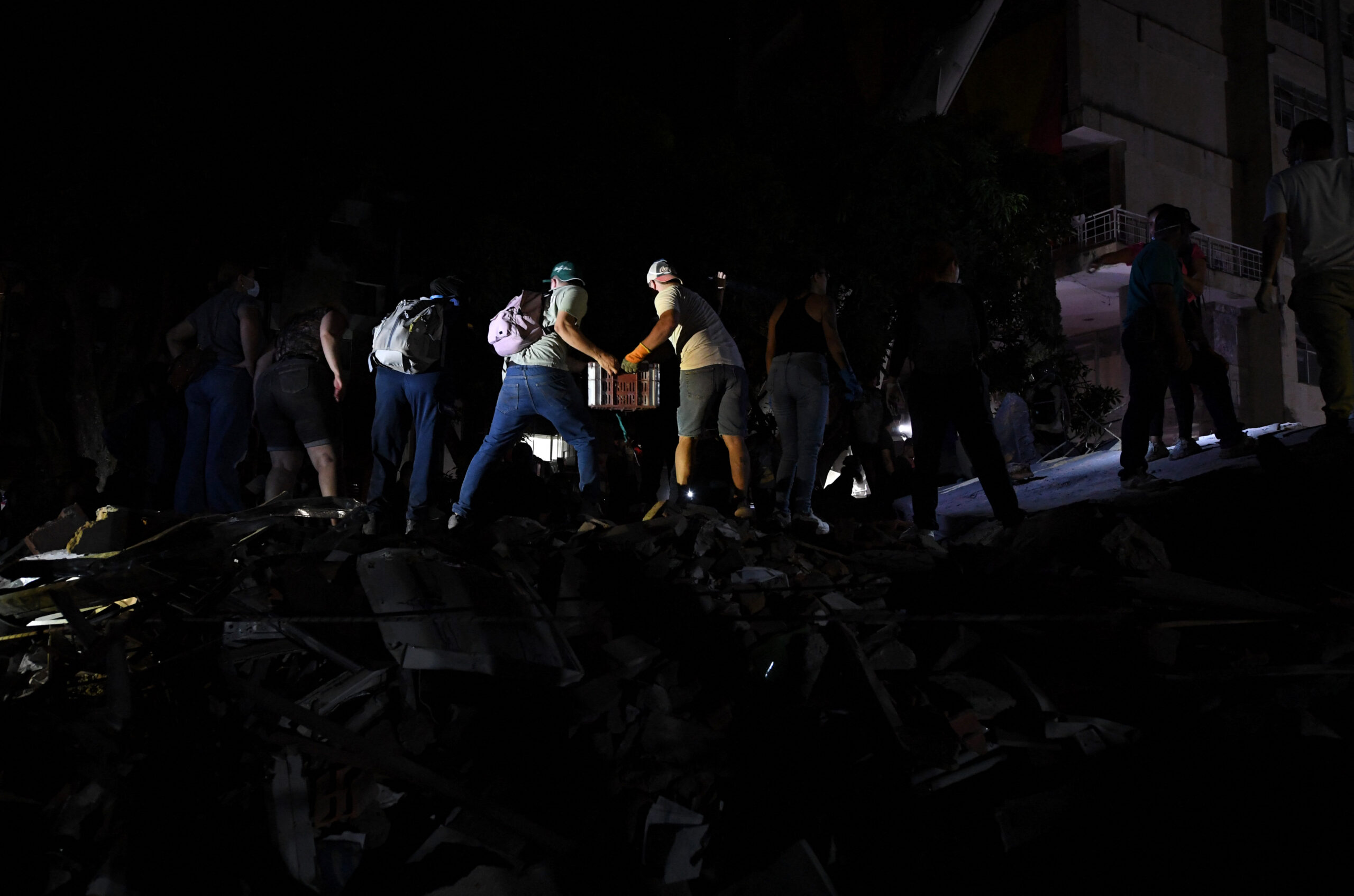 Socorristas buscan sobrevivientes del potente terremoto en Colombia que deja 111 muertos