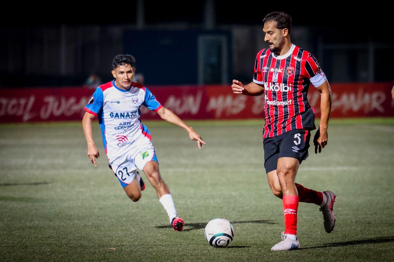 Alajuelense pierde puntos en El Salvador y llega obligado a la última fecha