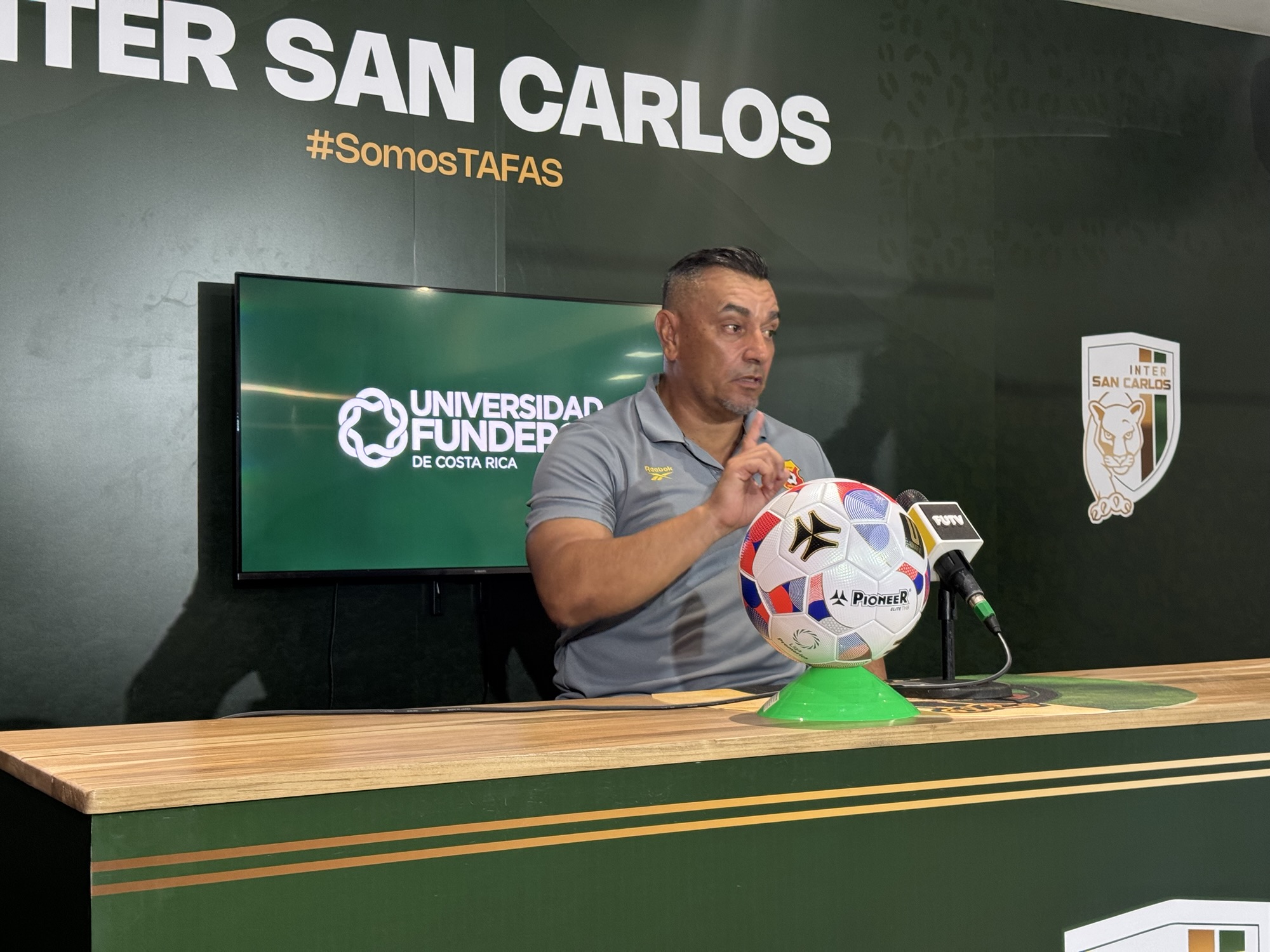 José Giacone salió furioso con el arbitraje tras empate ante el Inter San Carlos